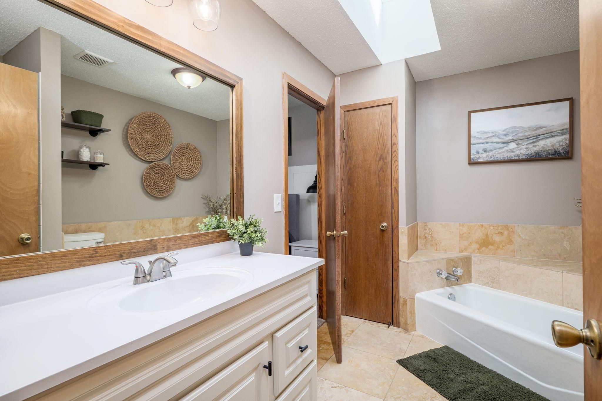 Upper Level Full Bathroom!