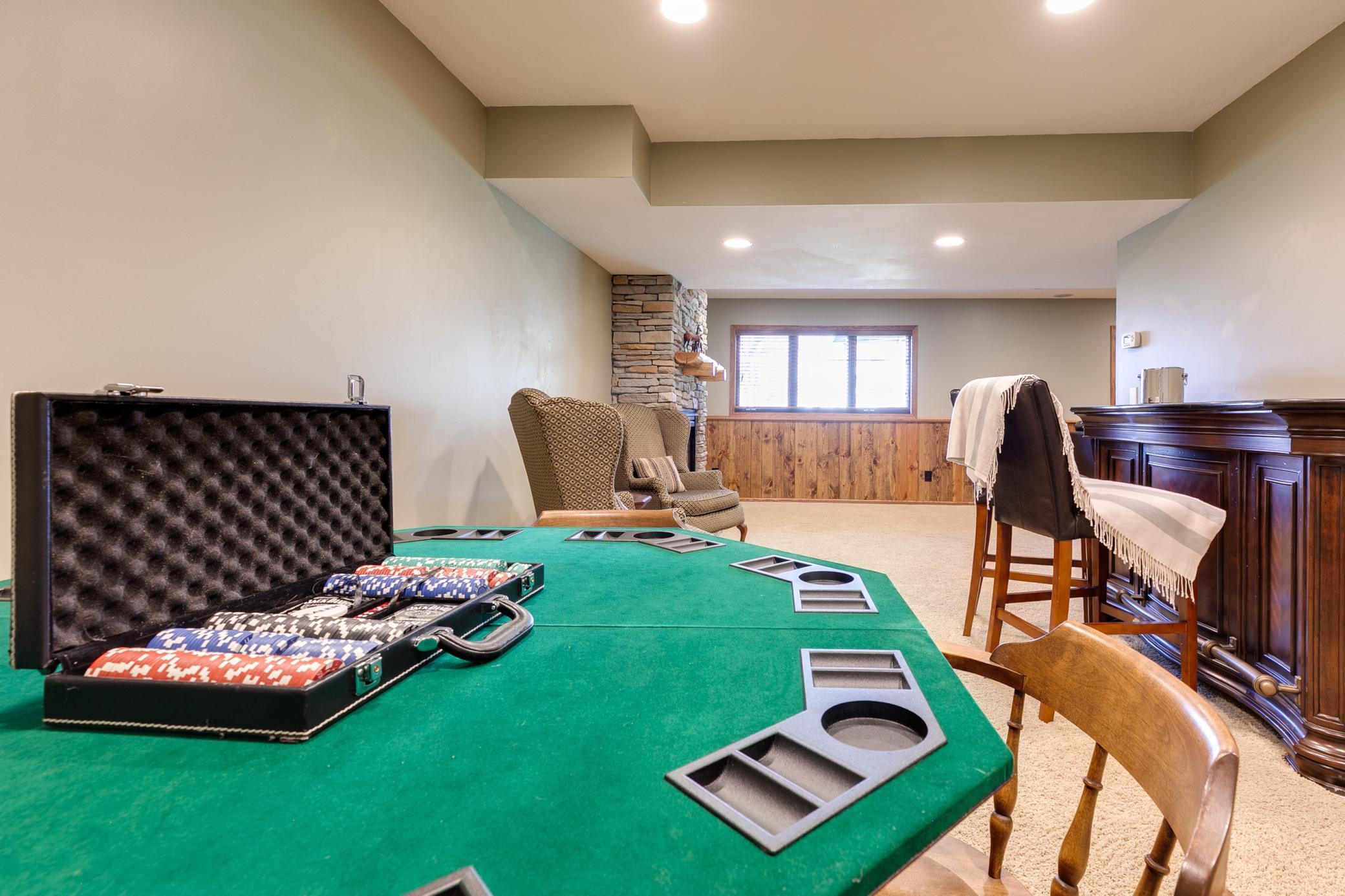 This spacious amusement room is perfect for enjoying quality time with family and friends. You can create a
game area, reading nook, or a fun play space.