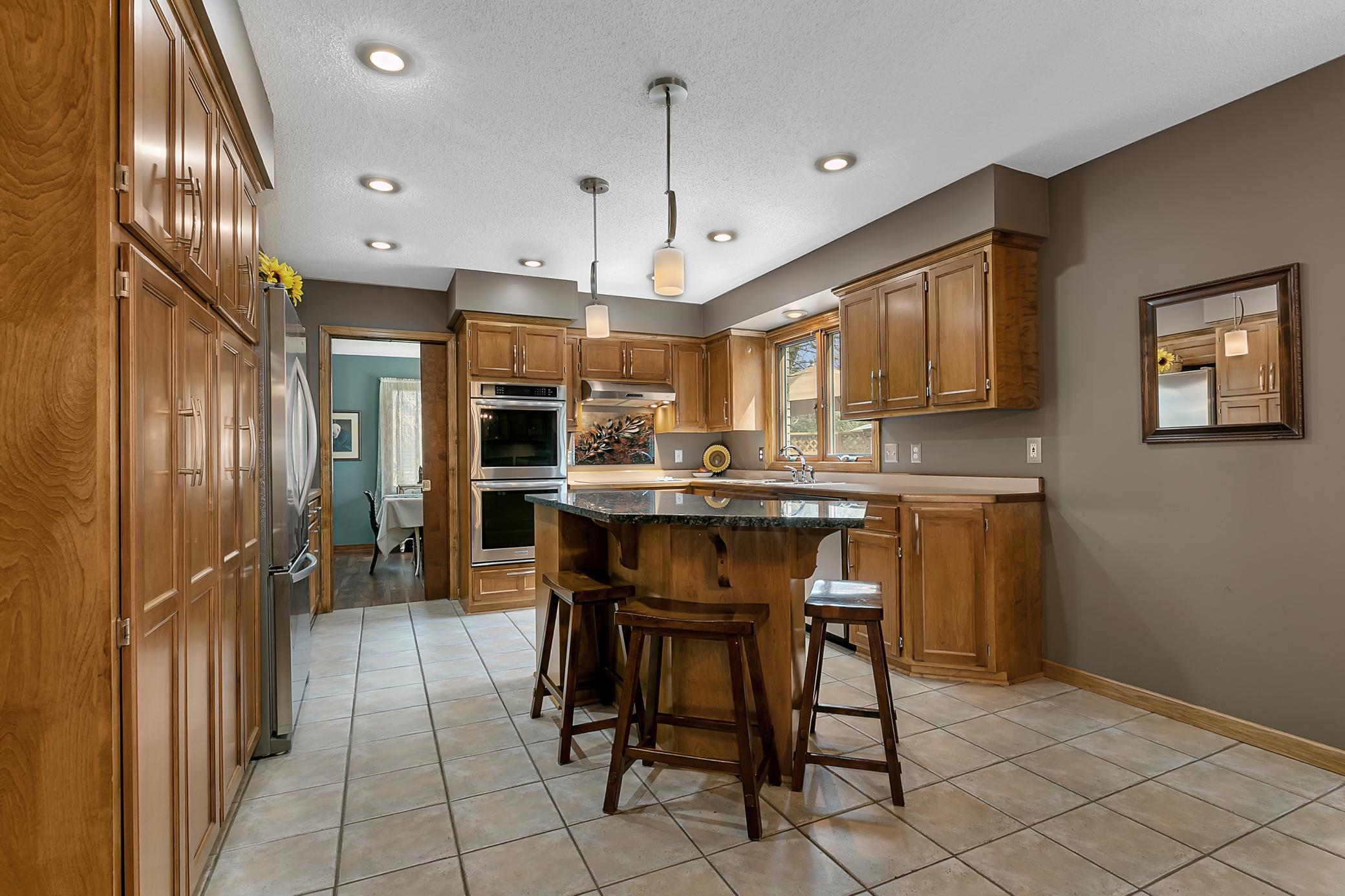 Eat-in kitchen islan