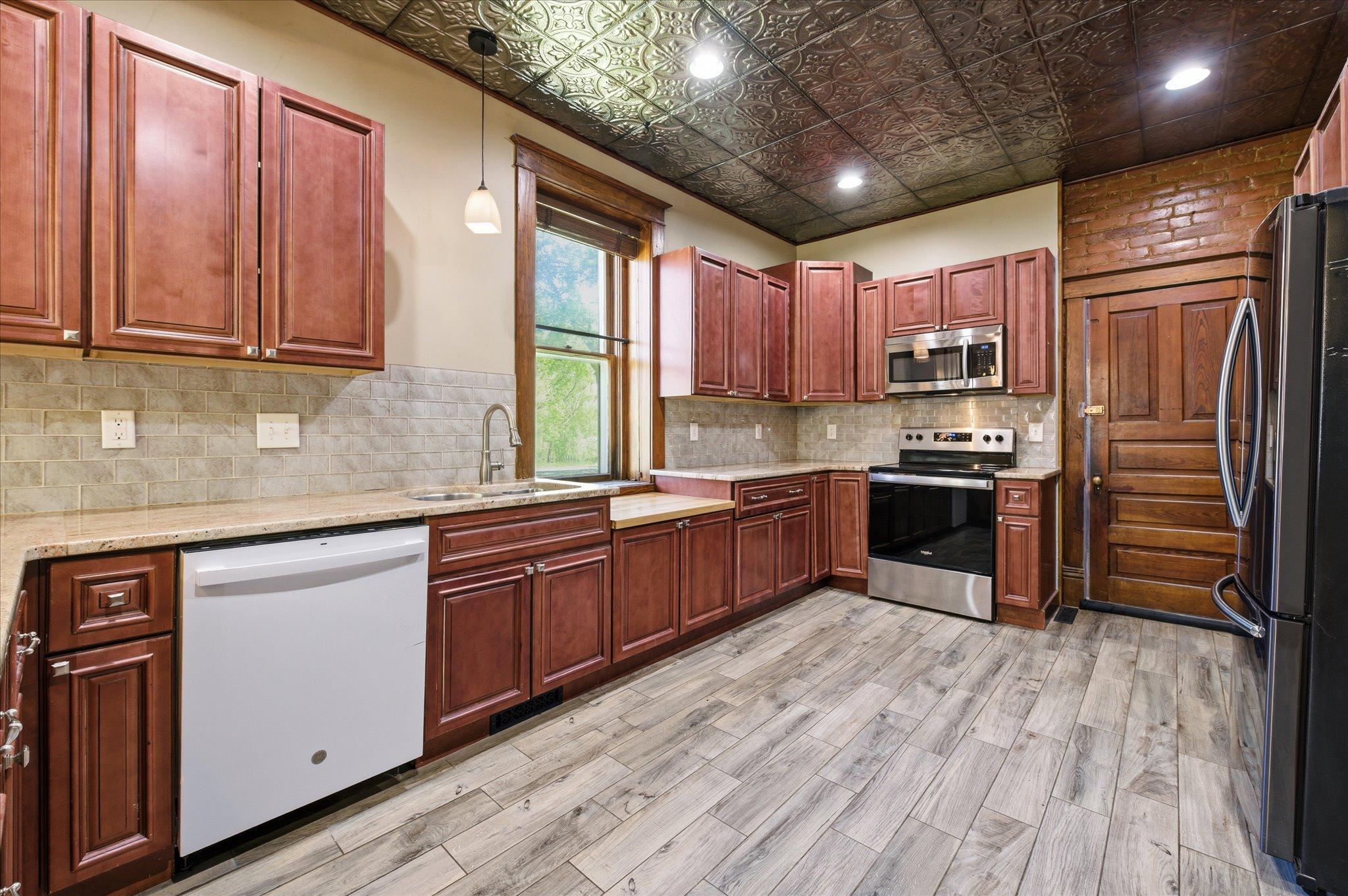 08-131 Main St [3057844]- 008.jpg