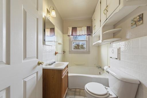 23 bathroom.jpg