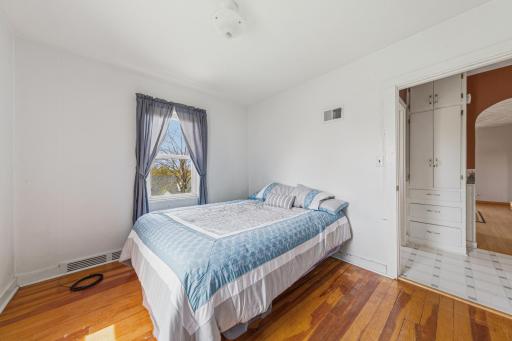 25 main bedroom.jpg