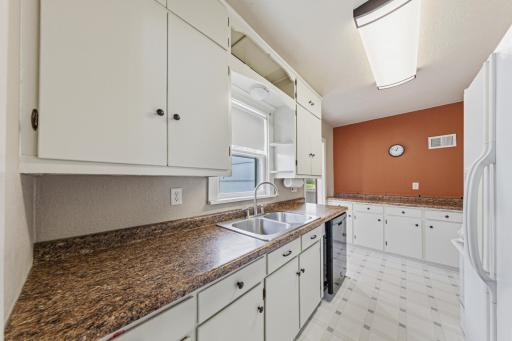 20 kitchen.jpg