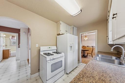 18 kitchen.jpg
