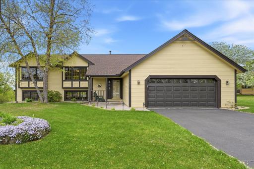 This expanded home sits on a third acre lot with gorgeous views of the Mississippi River Valley. Wonderful city park two blocks away. Enjoy all the Mississippi River has to offer with parks, fishing, kayaking and hiking, etc.