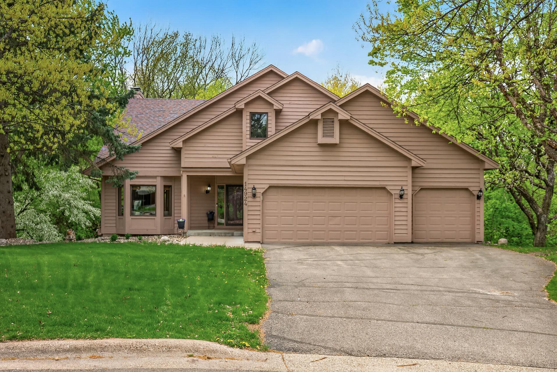 14924 Oak Ridge Ct W located in a cul-de-sac