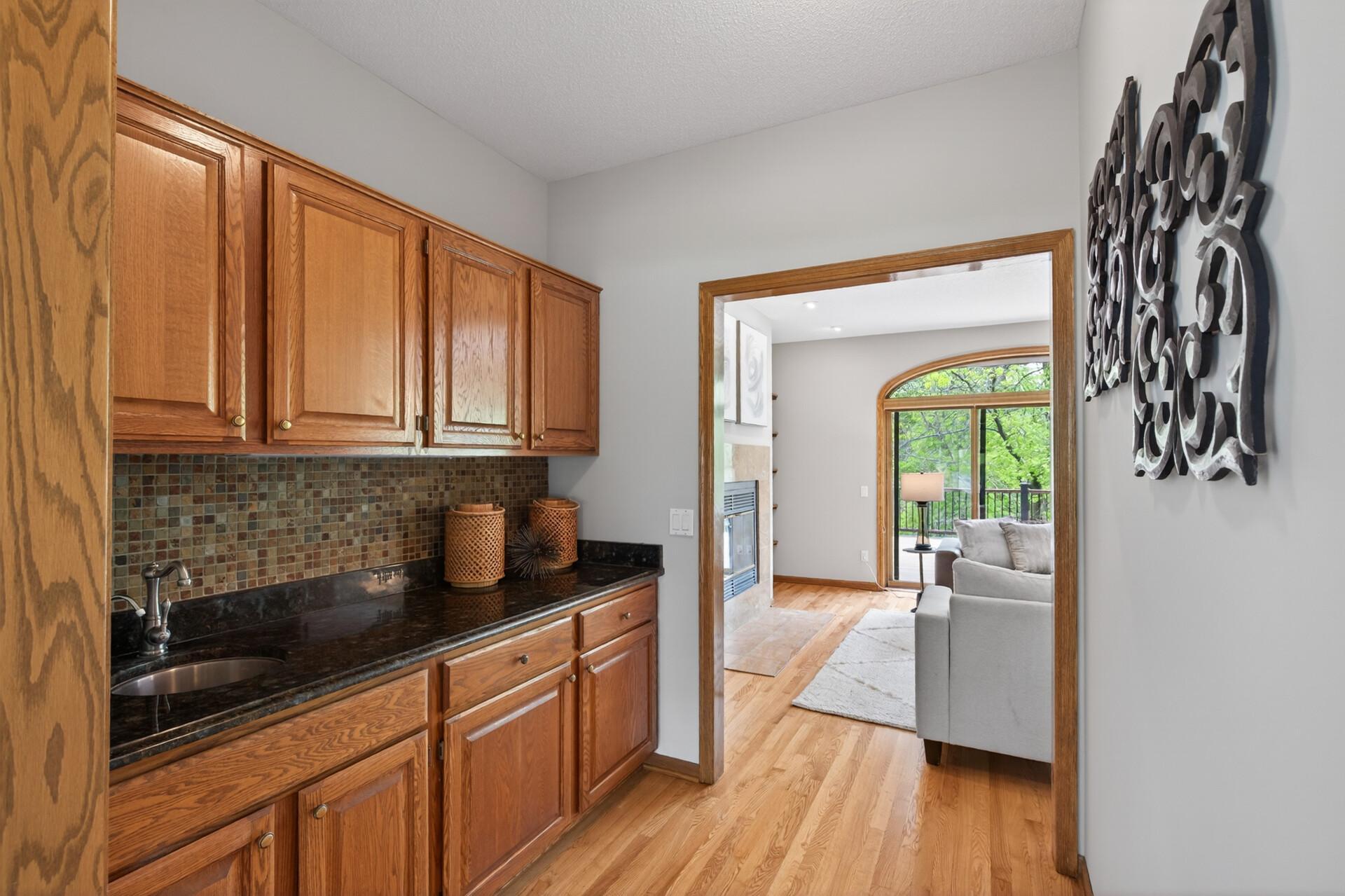 Butler pantry/wet bar