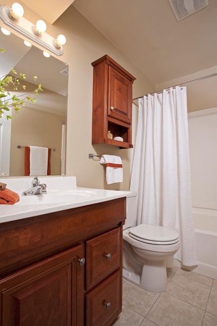 49 Manitoba Ave Bathroom