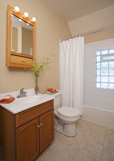 89 Atwater St Bathroom