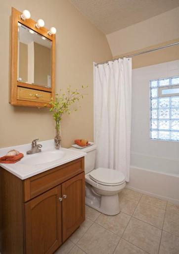 89 Atwater St Bathroom