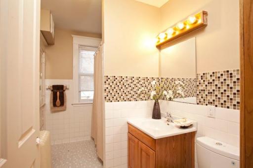 947 Minnehaha Ave Bathroom