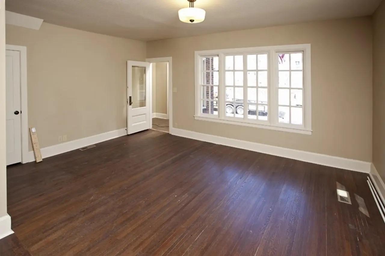696 Hawthorne Ave Living Room