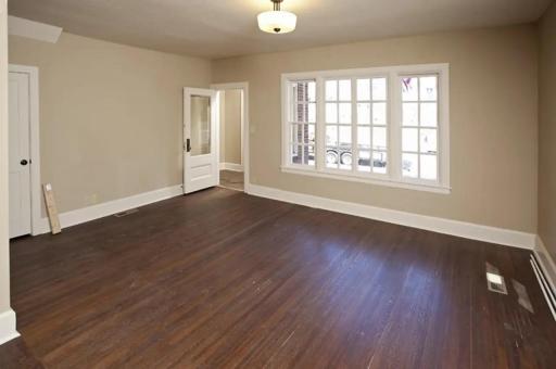 696 Hawthorne Ave Living Room
