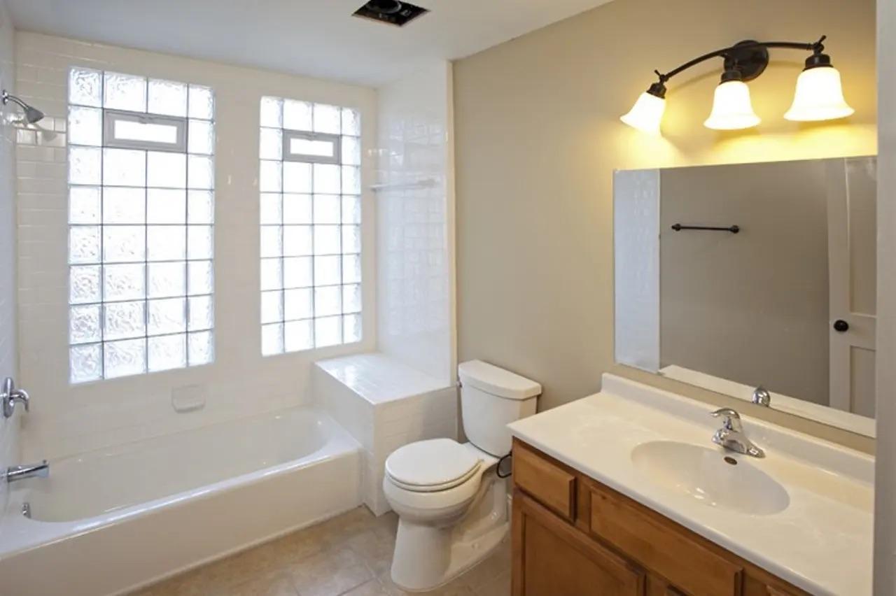 696 Hawthorne Ave Bathroom