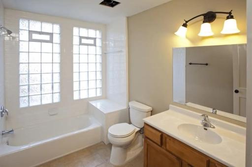 696 Hawthorne Ave Bathroom