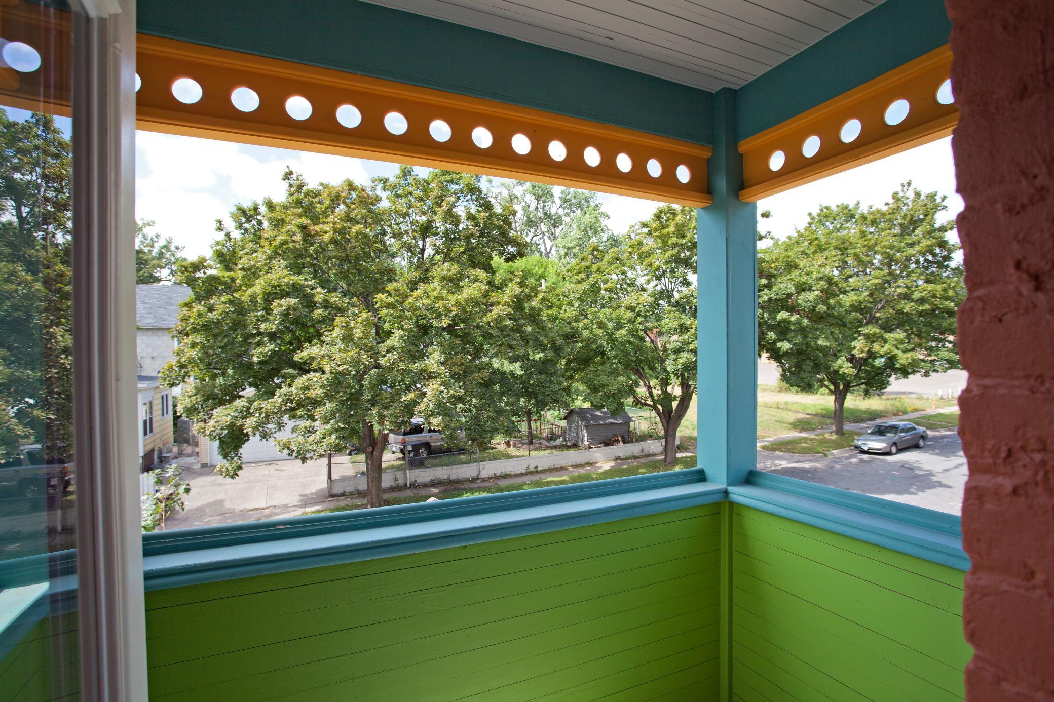 686 Bradley St Porch