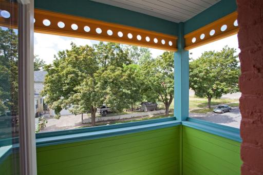 686 Bradley St Porch