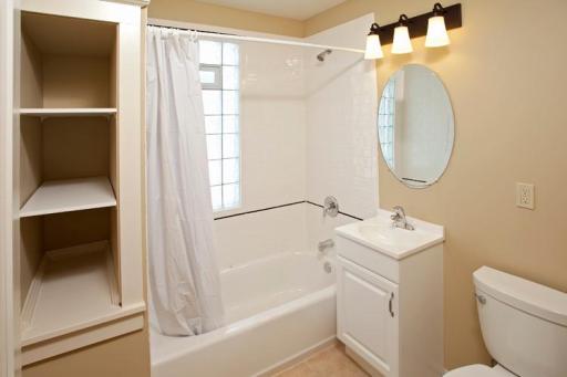 856 Burr Ave Bathroom
