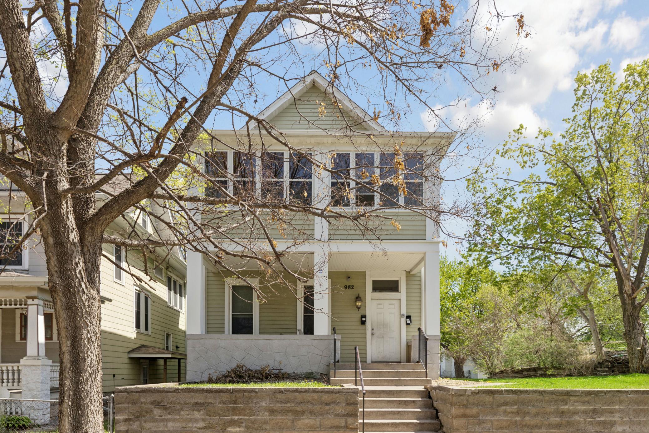 982 Burr Ave