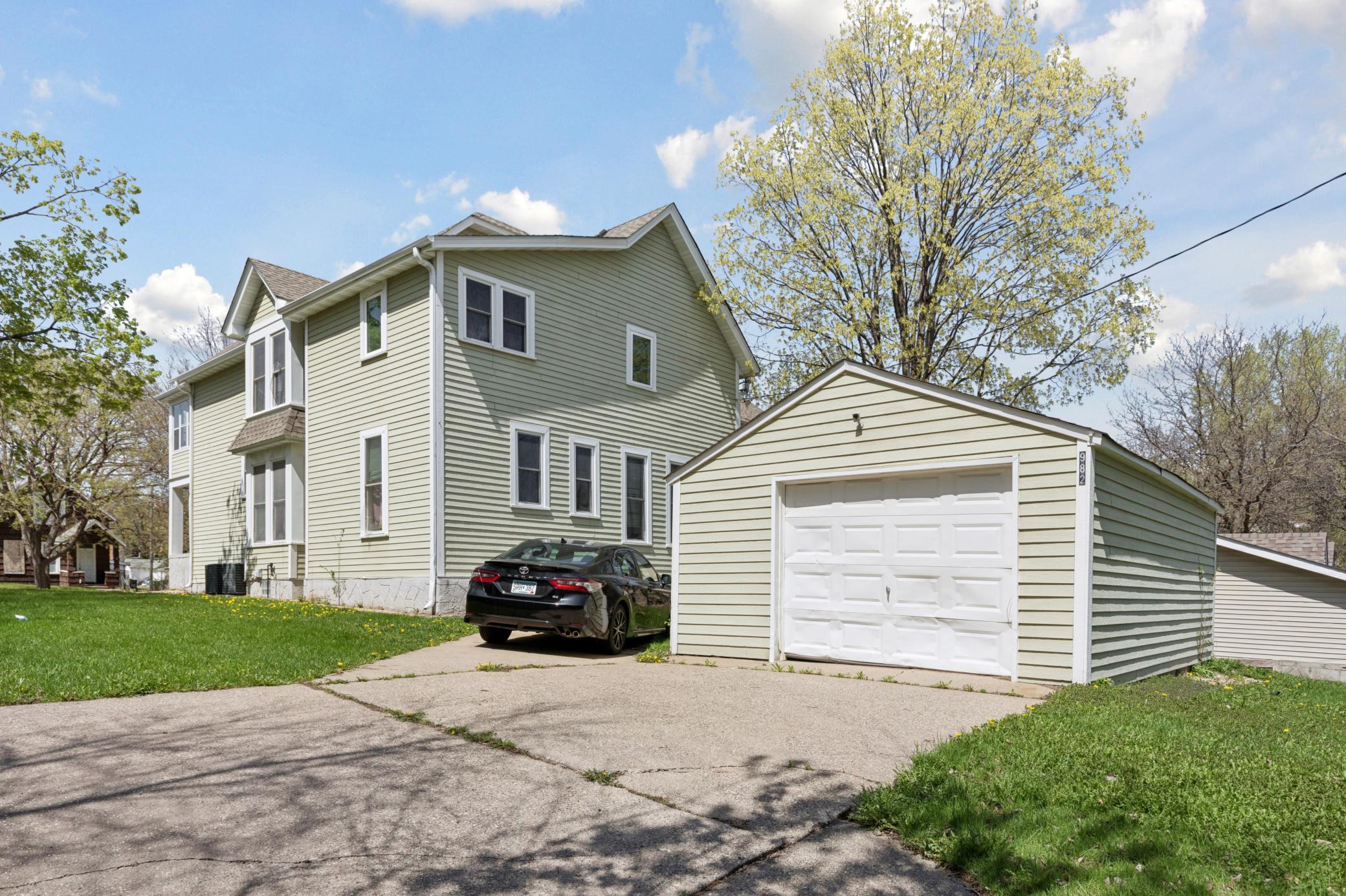 982 Burr Ave