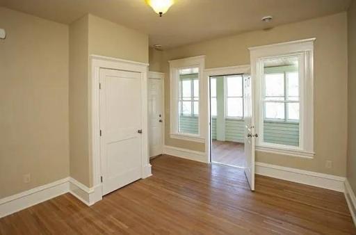982 Burr Ave Living Room/Porch