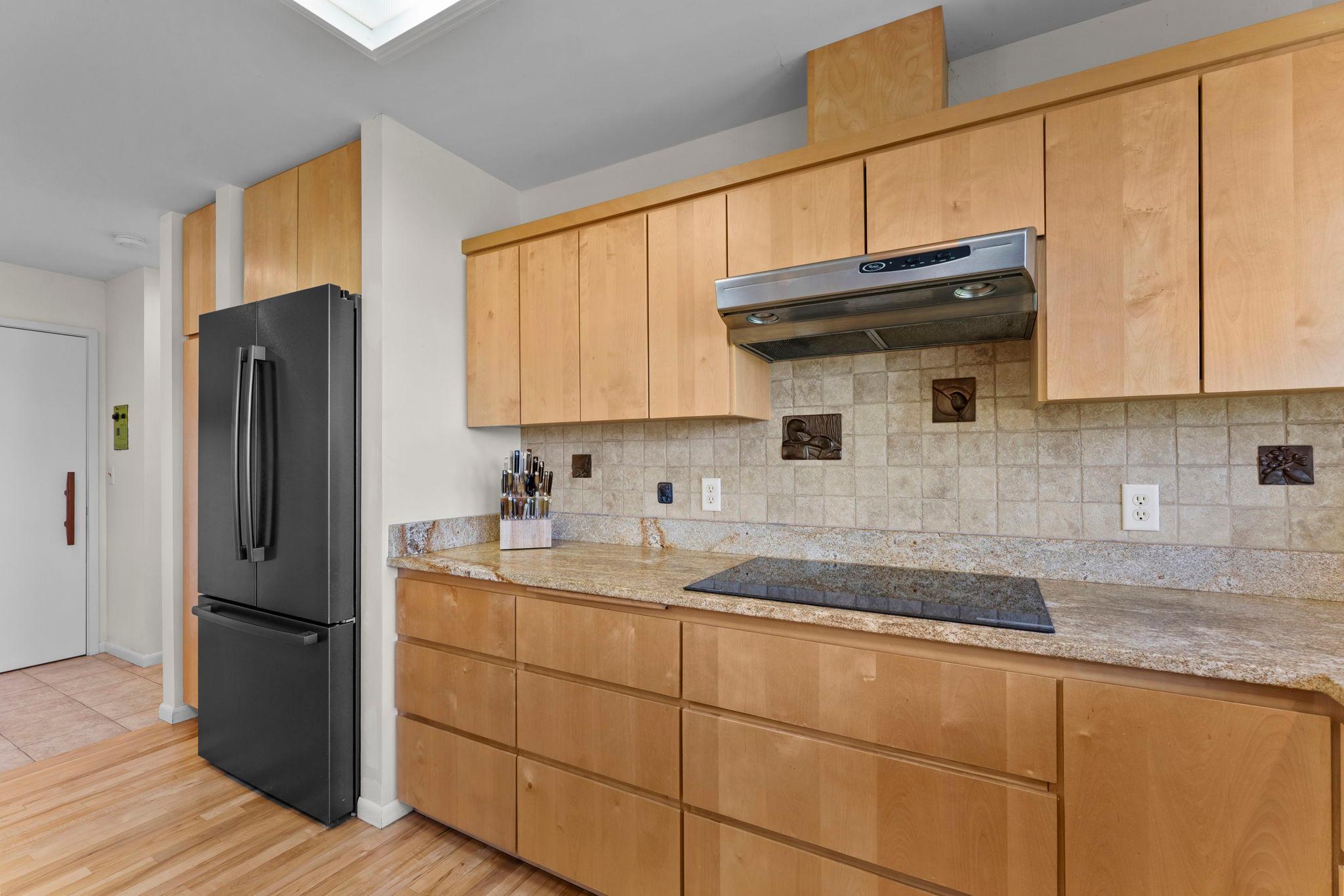42-web-or-mls-1711 W Church Rd-381.jpg