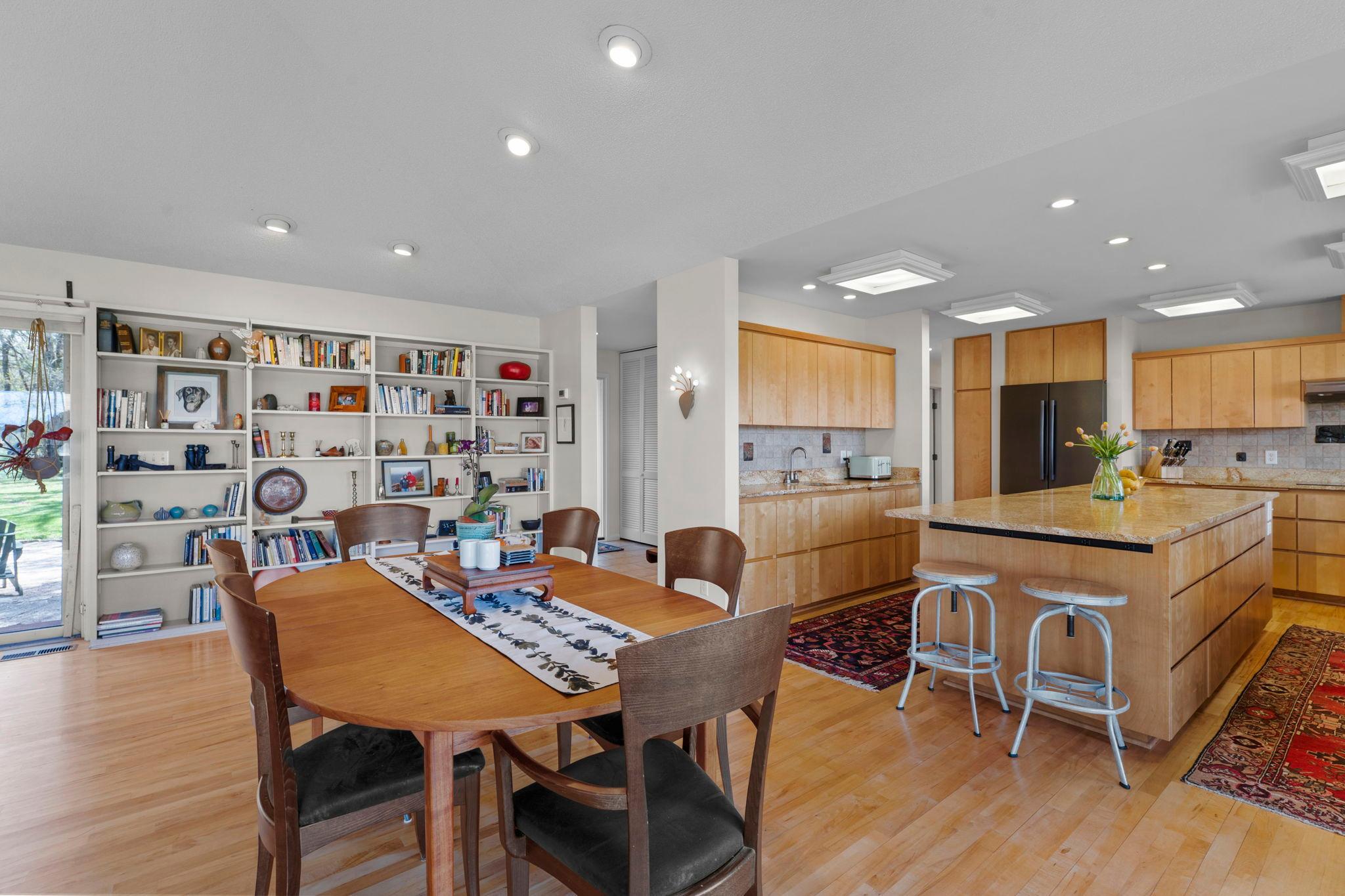 31-web-or-mls-1711 W Church Rd-326.jpg