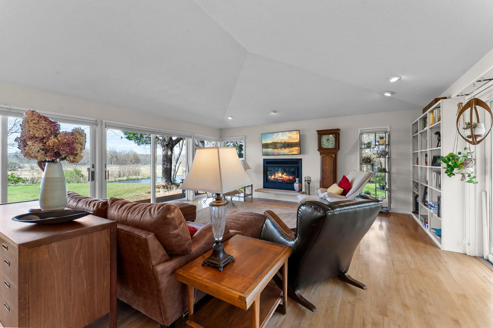 22-web-or-mls-1711 W Church Rd-281.jpg