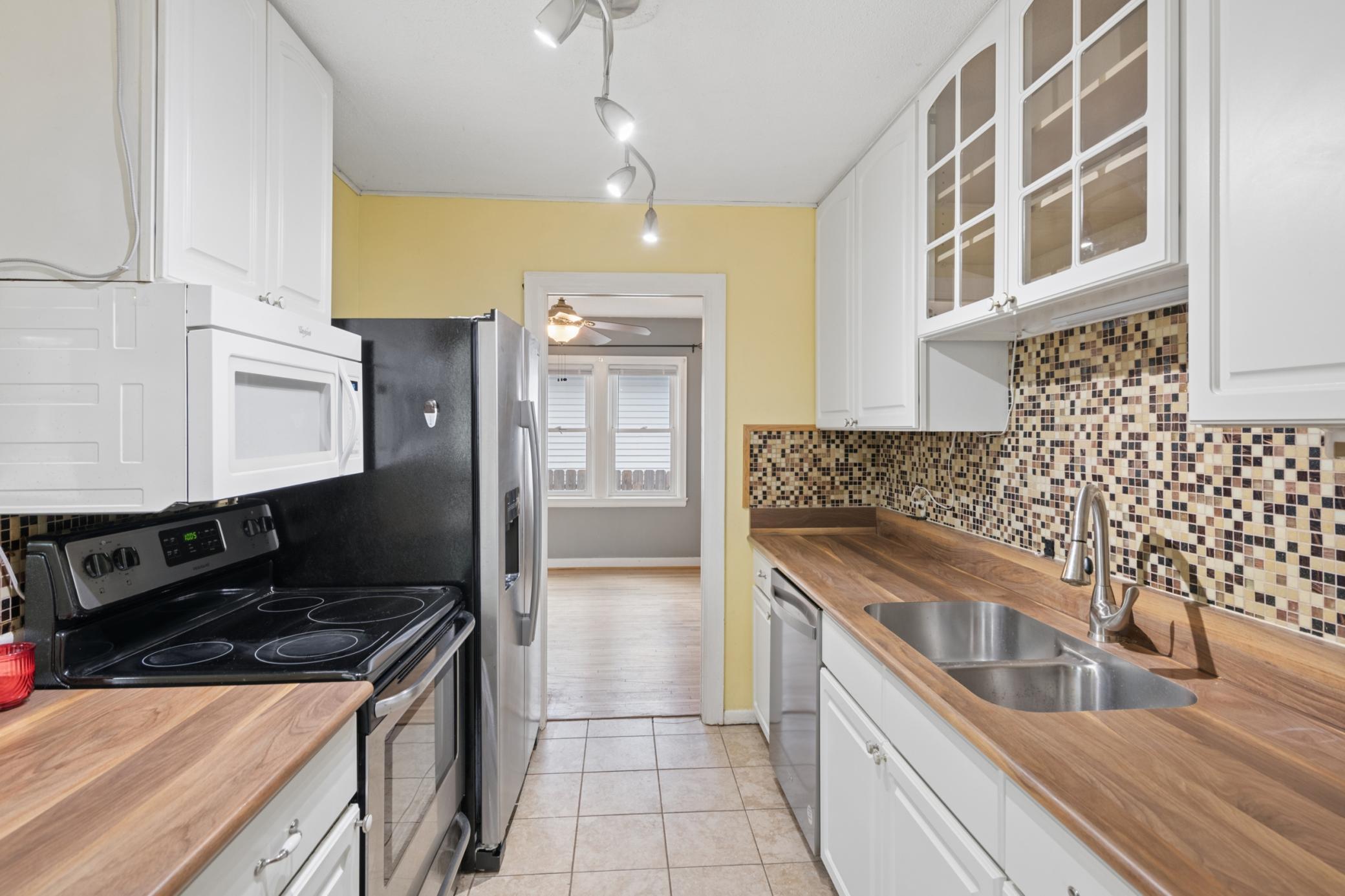 Pass-thru to the Formal Dining room