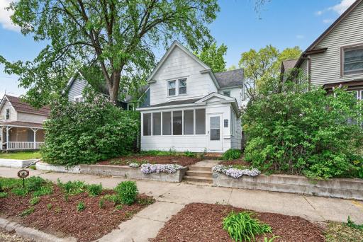 Just 2 blocks off Central Avenue and 2 blocks north of Lowry = close to everything!