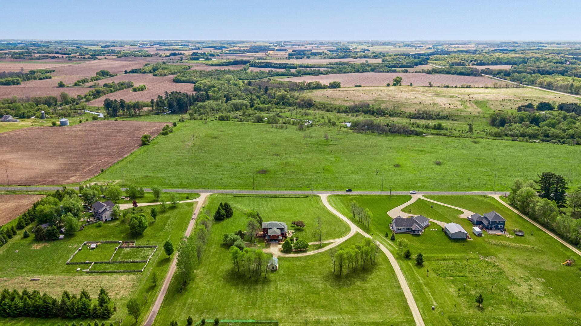 392 Old Cemetery Road , River Falls, WI 54022