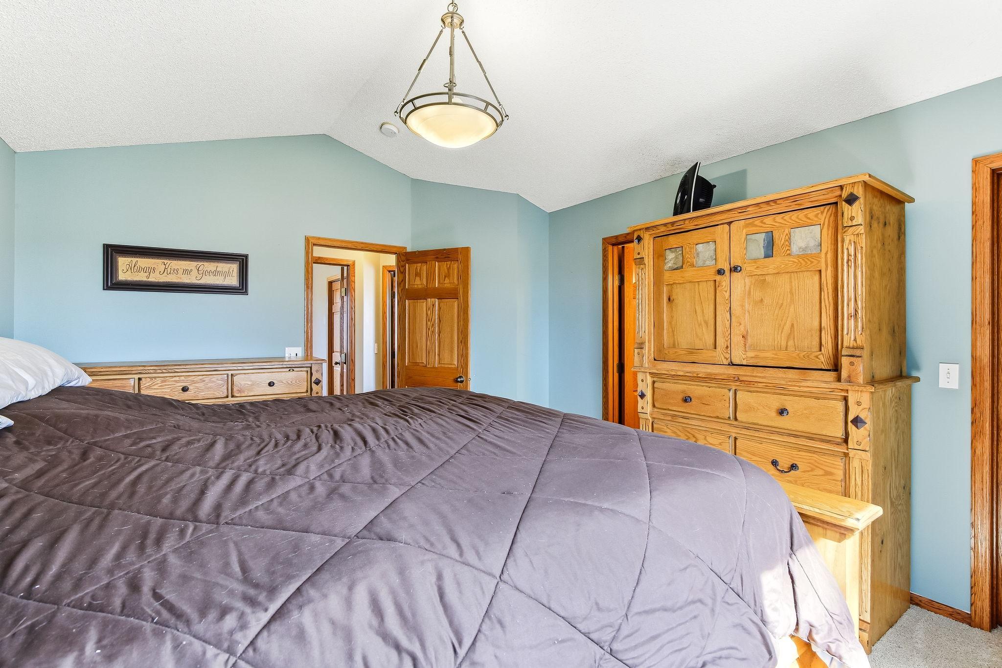 23-web-or-mls-9918-Kiwi-Ave-23.jpg