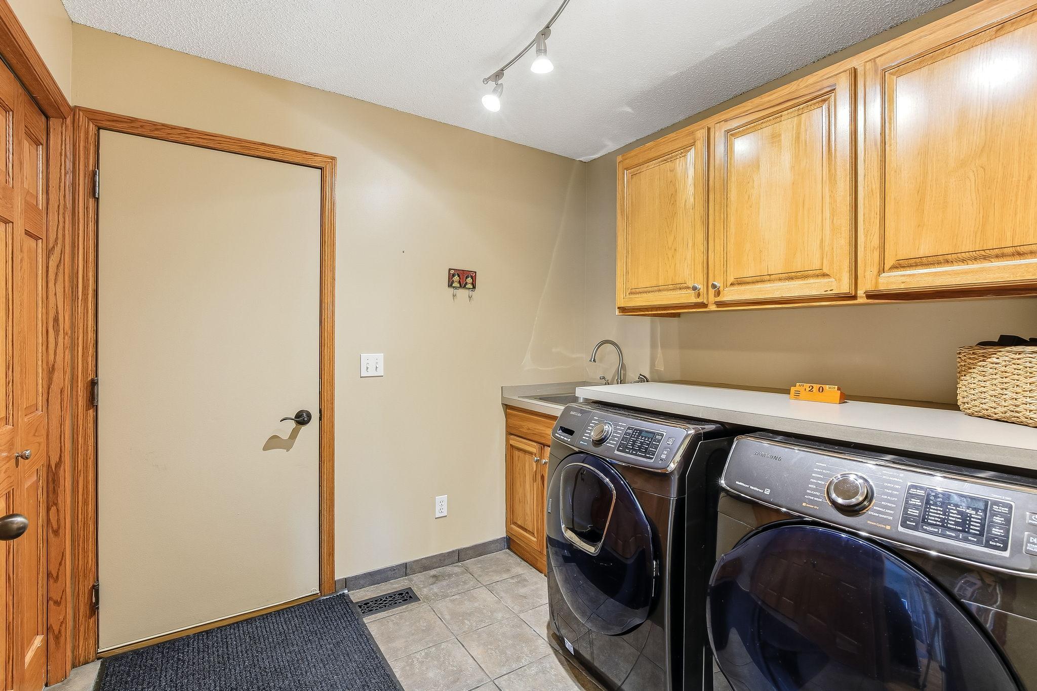 15-web-or-mls-9918-Kiwi-Ave-15.jpg