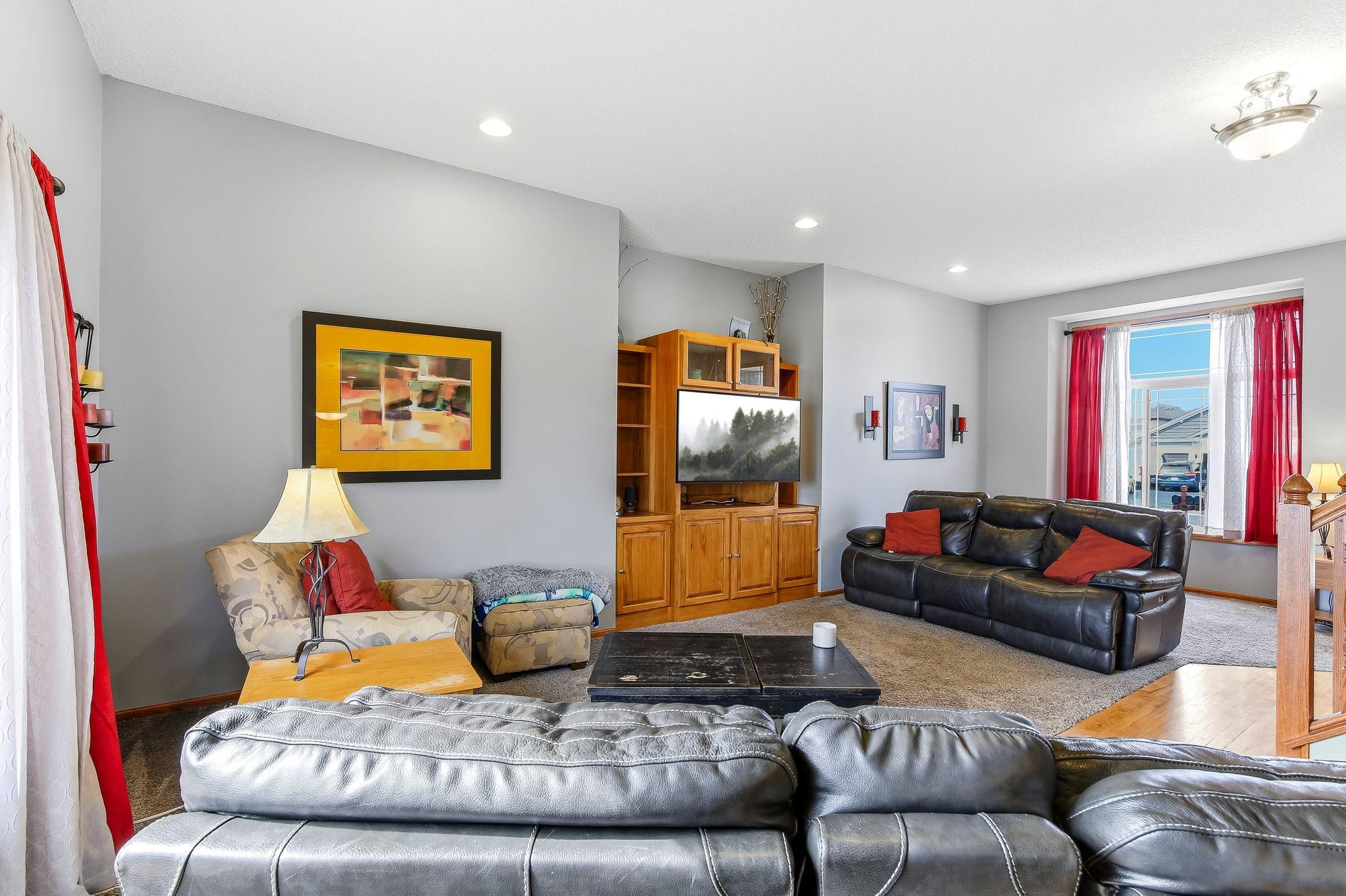 5-web-or-mls-9918-Kiwi-Ave-05.jpg