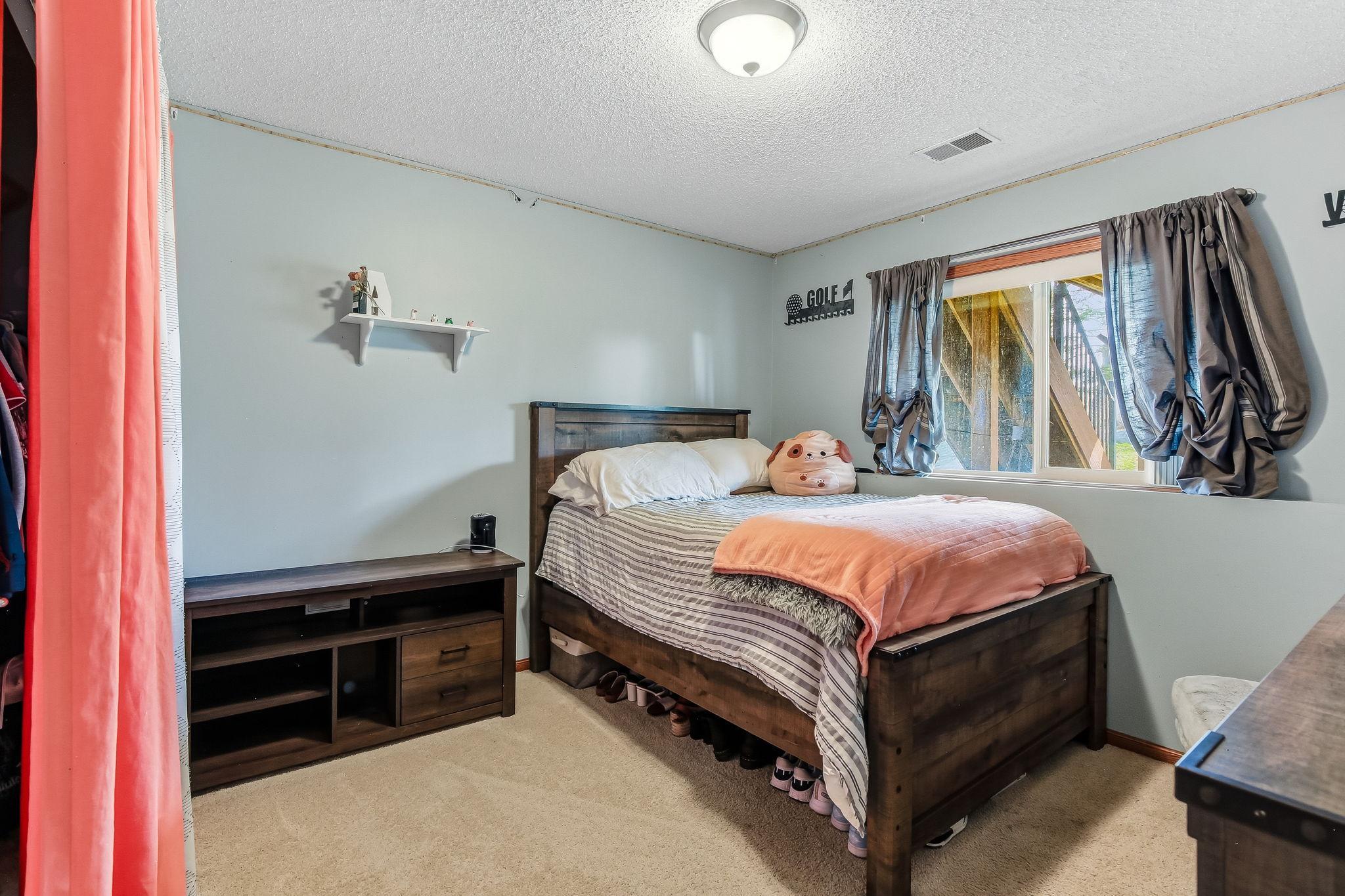 36-web-or-mls-9918-Kiwi-Ave-36.jpg