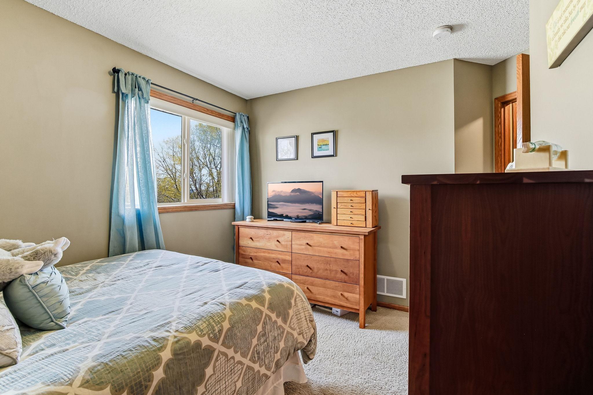 21-web-or-mls-9918-Kiwi-Ave-21.jpg