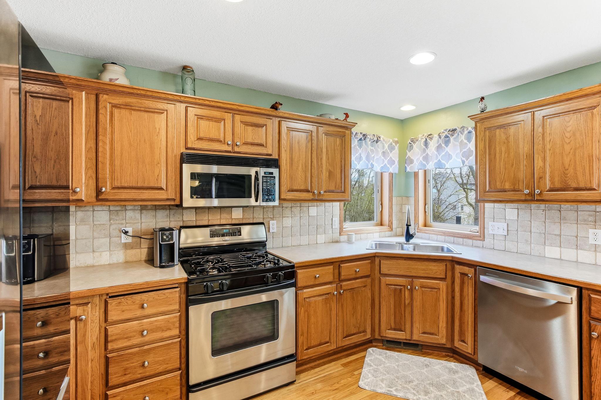 9-web-or-mls-9918-Kiwi-Ave-09.jpg