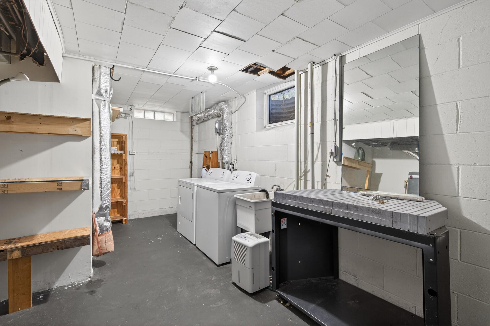 Large laundry/mechanical room
