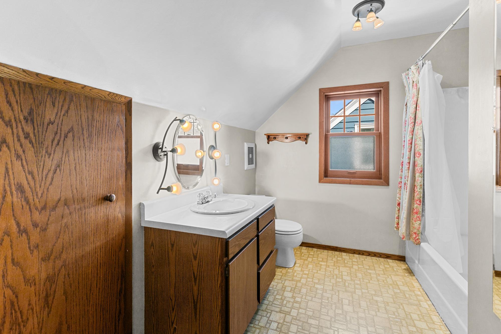 upper level full bath