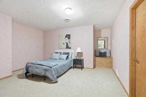 8821 Stonebrooke Court, Saint Paul, MN 55125