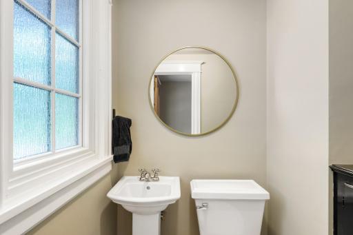 This 1/2 bath is located in the main foyer.