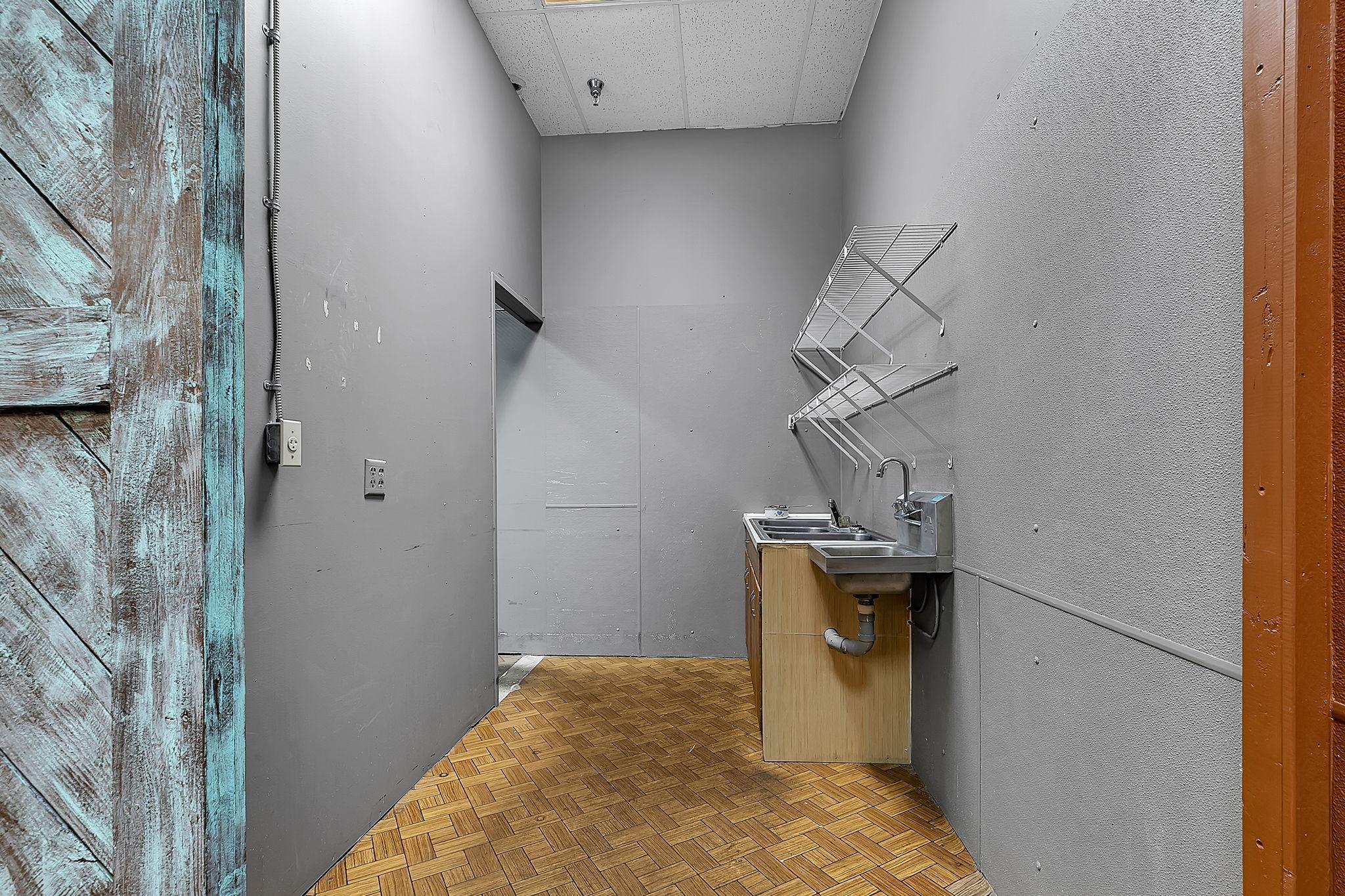 main level - 858 sq ft unit