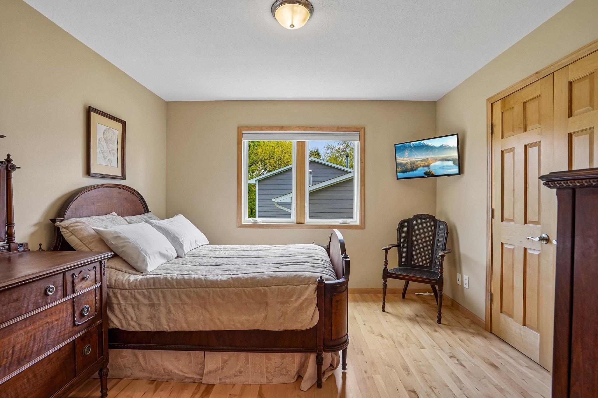 27-web-or-mls-Skyline Ave-S0905-027.jpg