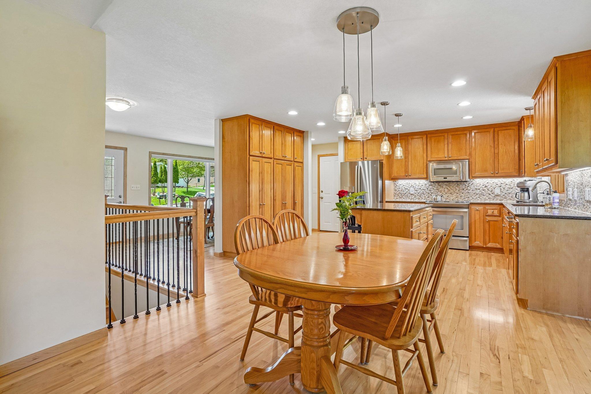 16-web-or-mls-Skyline Ave-S0905-016.jpg