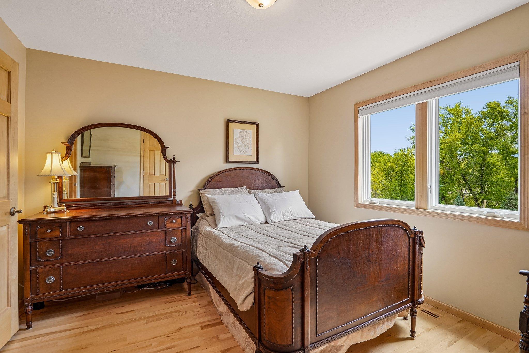 28-web-or-mls-Skyline Ave-S0905-028.jpg