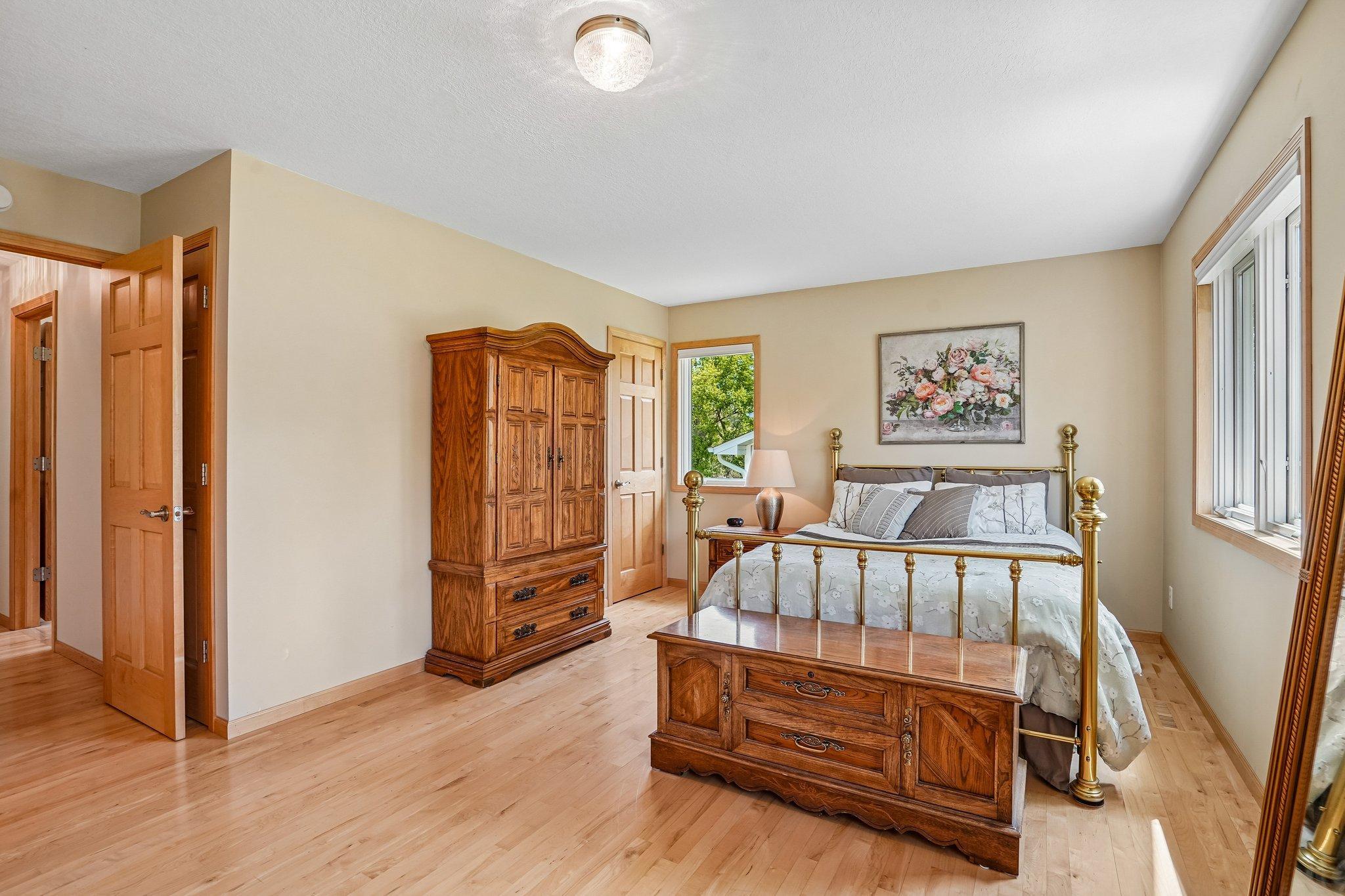 33-web-or-mls-Skyline Ave-S0905-033.jpg