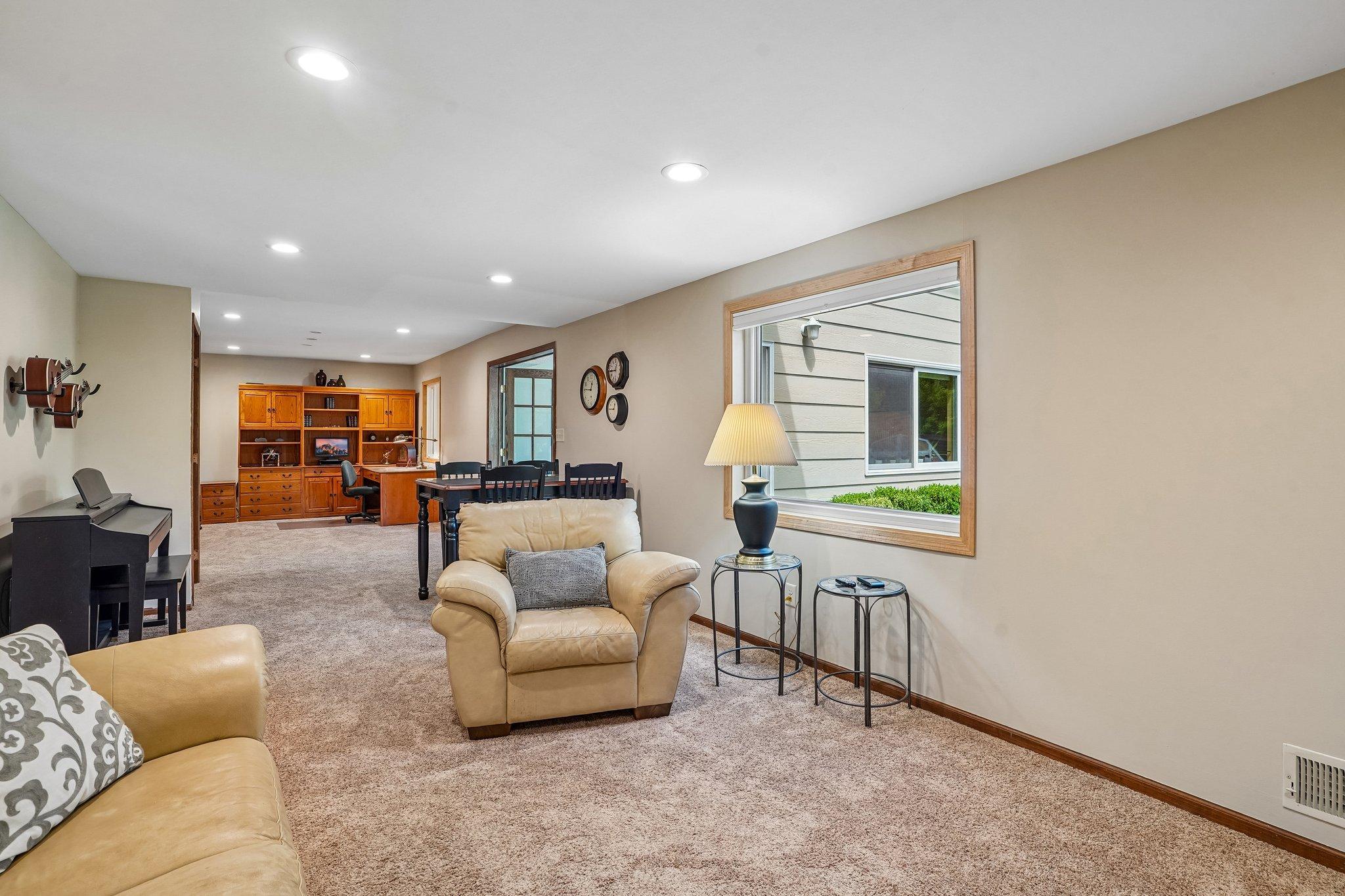 41-web-or-mls-Skyline Ave-S0905-041.jpg