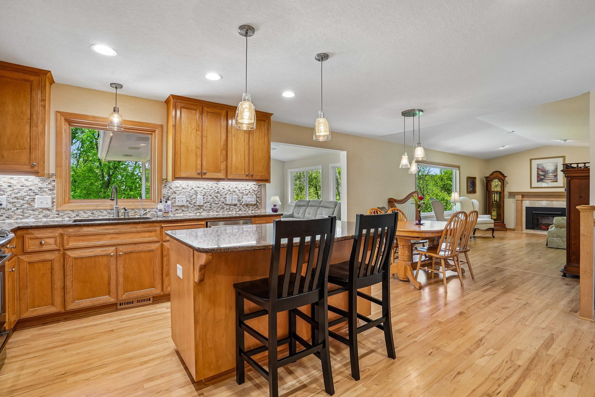 21-web-or-mls-Skyline Ave-S0905-021.jpg