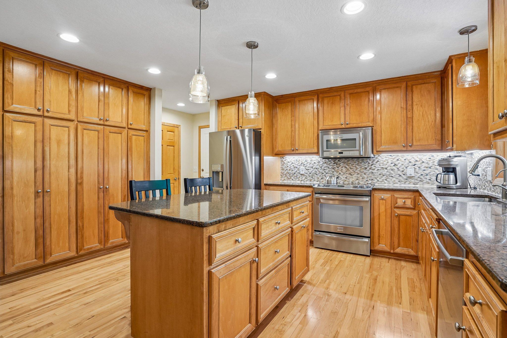 19-web-or-mls-Skyline Ave-S0905-019.jpg