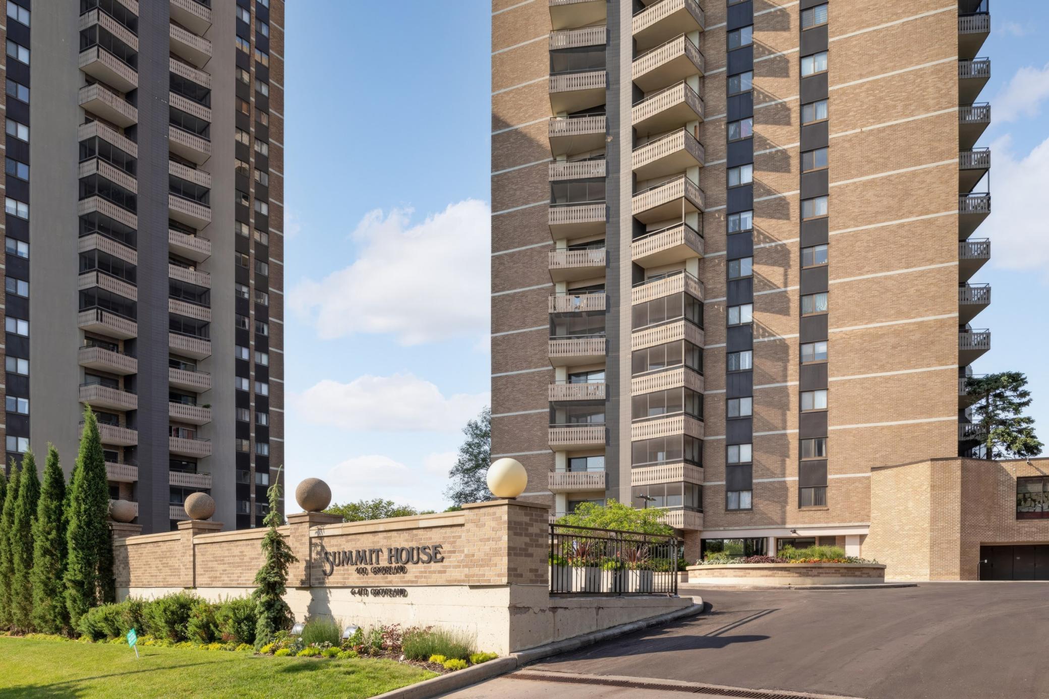 400 Groveland entrance & guest parking